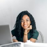 Mulher feliz para expressar felicidade no trabalho