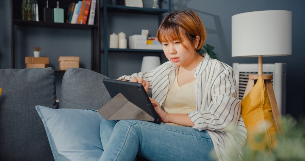 mulher lendo para ilustrar texto que fala sobre o tempo do aprendizado