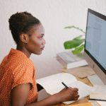 mulher estudando na frente do computador para ilustrar texto sobre desenvolvimento de novas habilidades