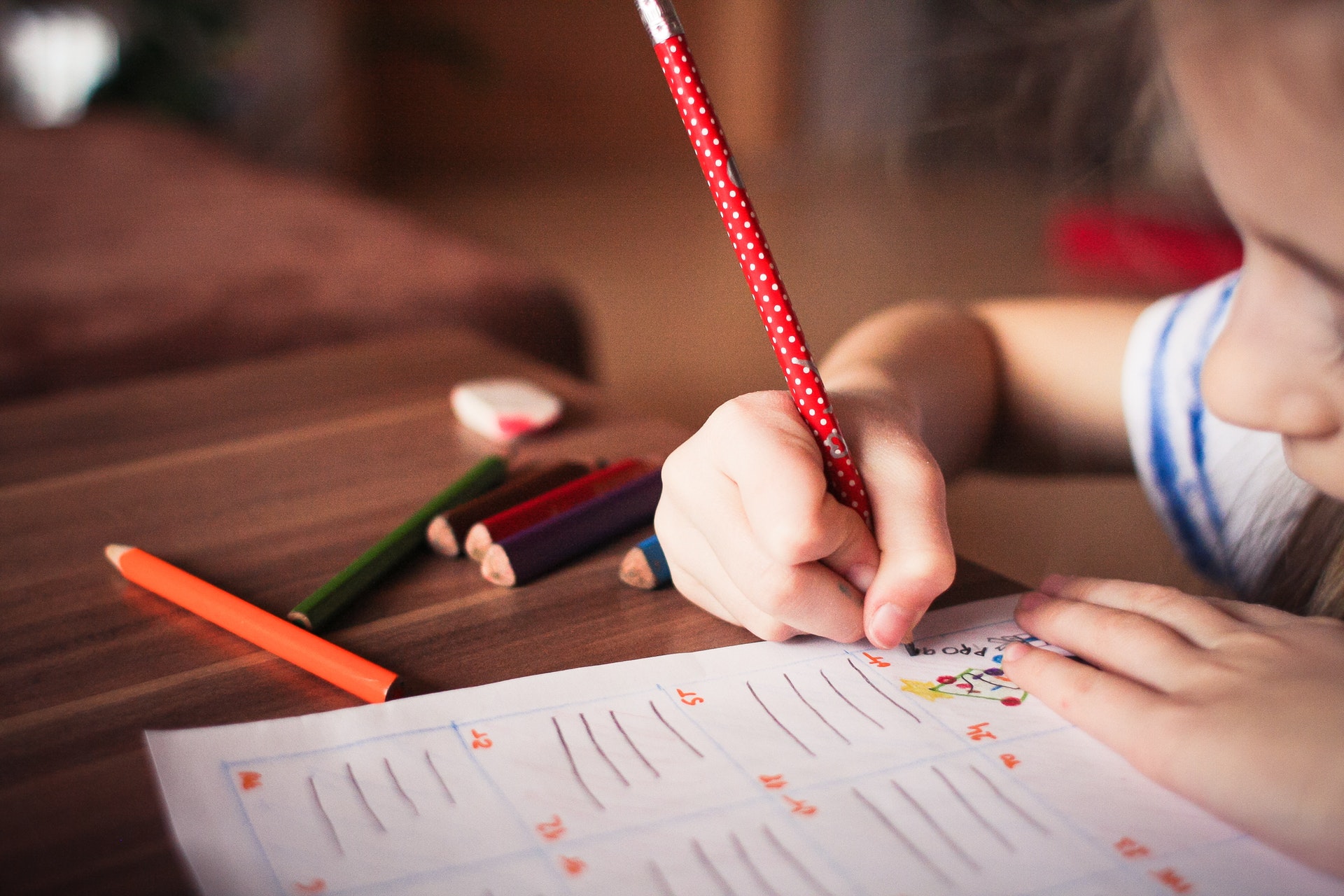 criança desenhando no papel para ilustrar texto sobre educação especial inclusiva