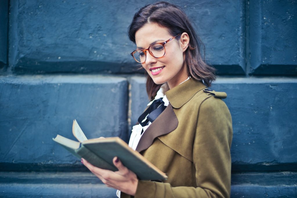 mulher lendo um livro para simular leitura de obra de Napoleon Hill