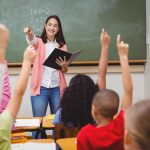 professora em sala de aula com crianças para ilustrar texto sobre o que é ser um bom professor