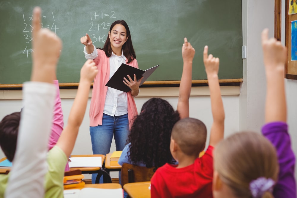 professora em sala de aula com crianças para ilustrar texto sobre o que é ser um bom professor