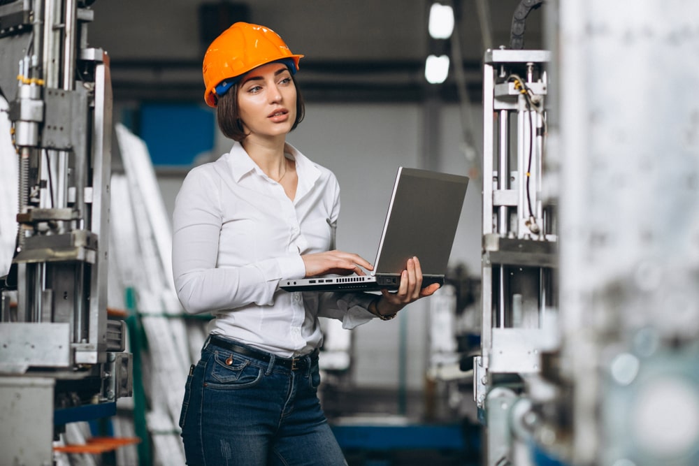 engenheira com notebook na mão para ilustrar conteúdo sobre pós-graduação em Engenharia de Produção