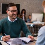 duas pessoas conversando sobre proposta de emprego