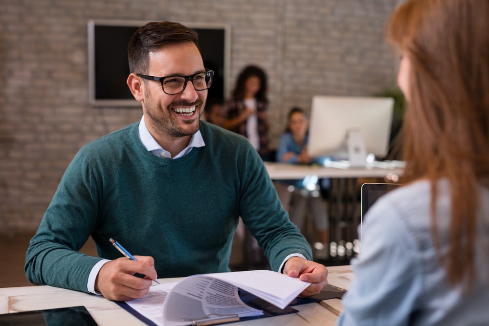 duas pessoas conversando sobre proposta de emprego