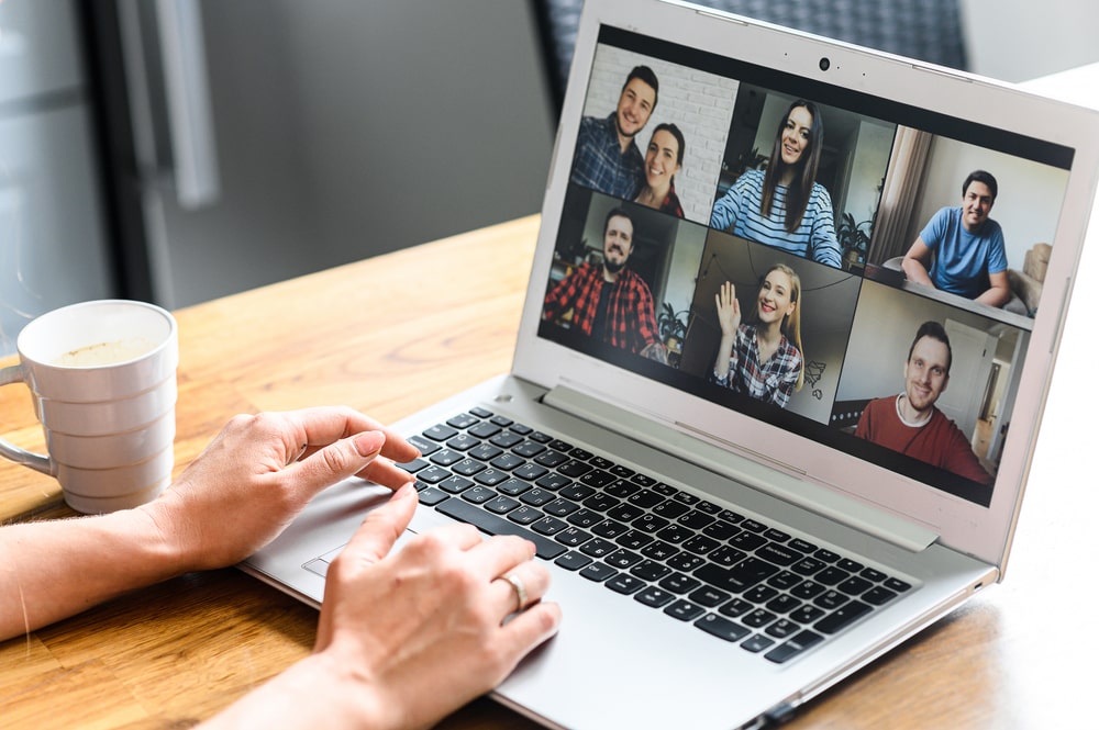 pessoa em videochamada para ilustrar texto sobre aplicativos para videoconferencia