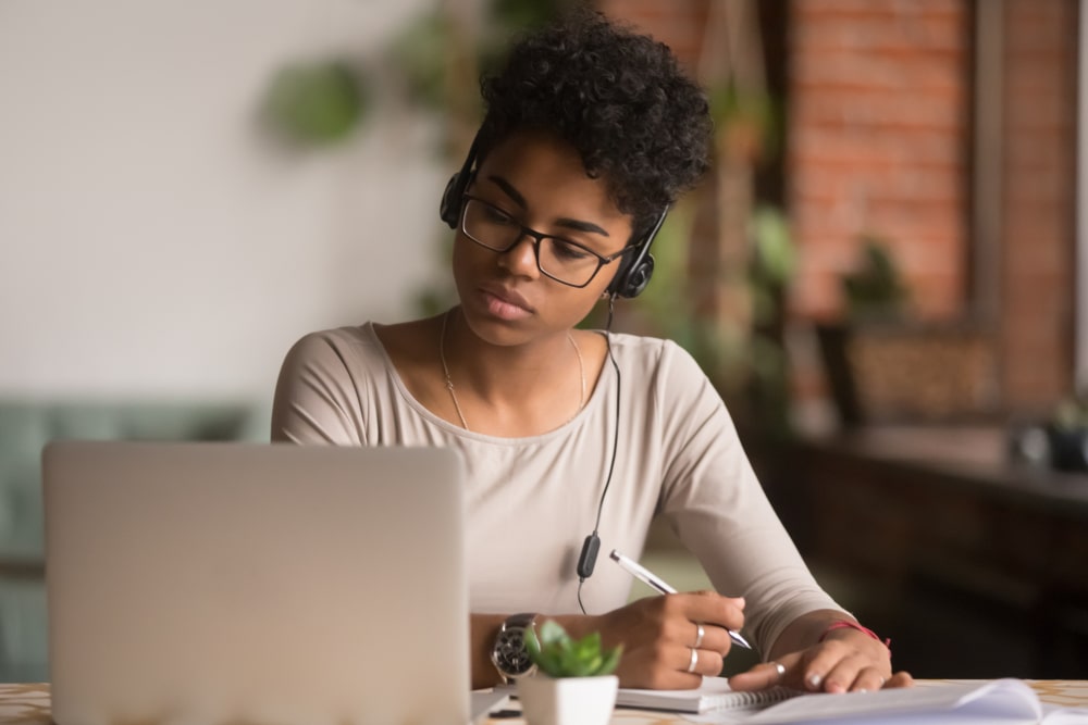 mulher olhando o computador para ilustrar lançamentos de cursos de pós-graduação