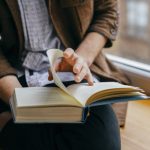 mulher lendo livro para desenvolver novas soft skills