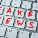 teclado com teclas cobertas com a expressão fake news