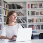 mulher com notebook para ilustrar texto sobre o que é pós-graduação