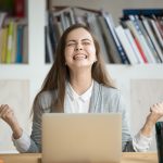 mulher feliz e comemorando promoção no trabalho