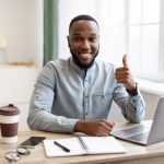 homem fazendo sinal de positivo para ilustrar texto sobre começar a empreender