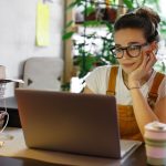 mulher com notebook para ilustrar como ganhar dinheiro trabalhando em casa