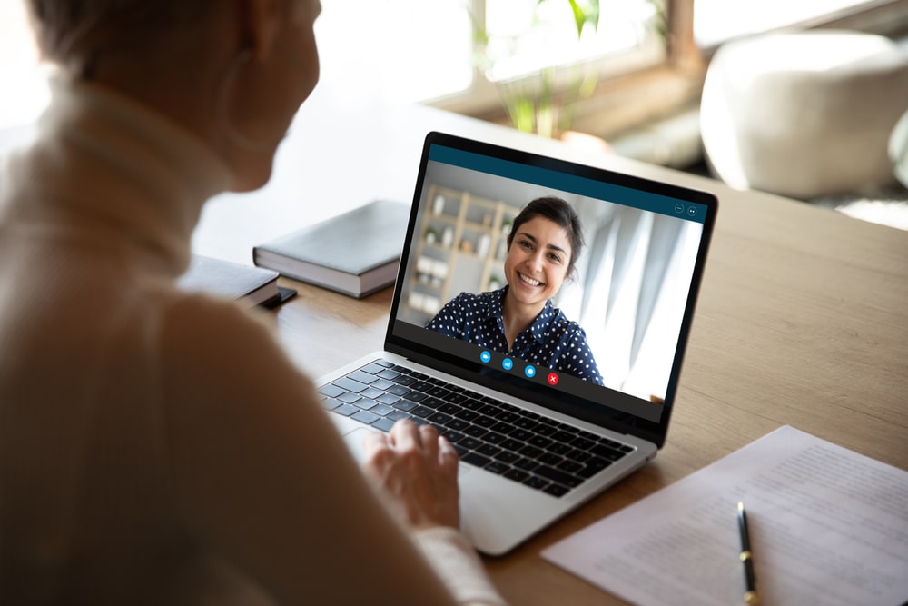 ducas mulher conversando por chamada de vídeo para ilustrar texto sobre dicas para entrevista de emprego online