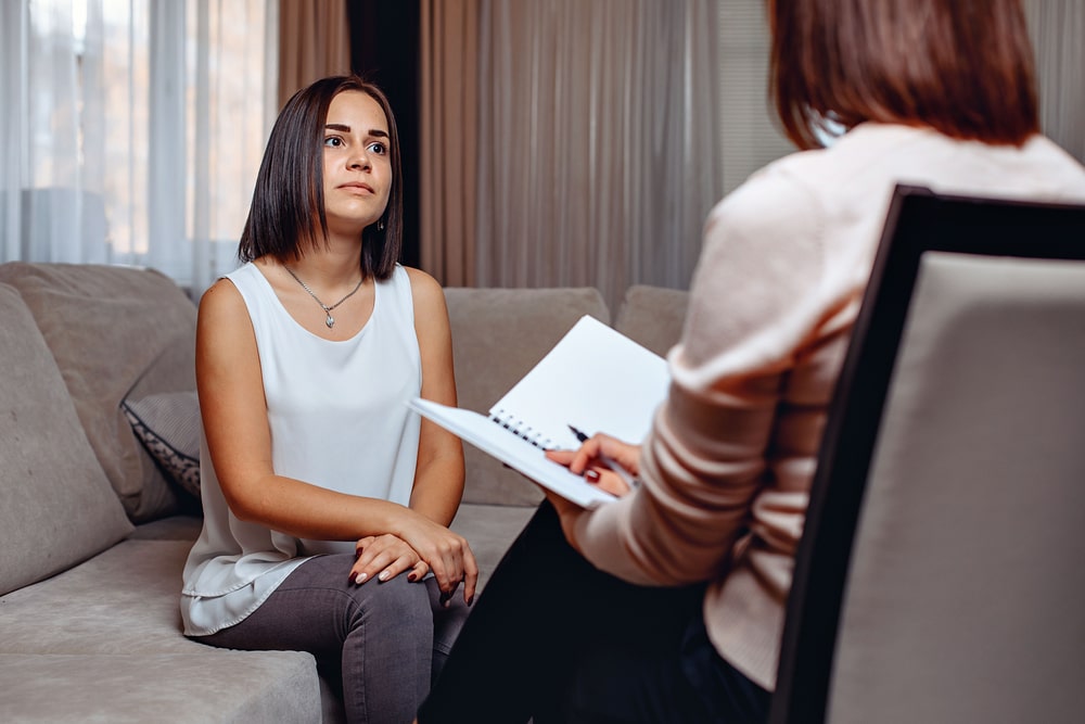 paciente em consulta com psicóloga para ilustrar conteúdo sobre especialização em psicologia