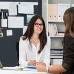 duas mulheres conversando em um escritório para ilustrar mentoria de carreira