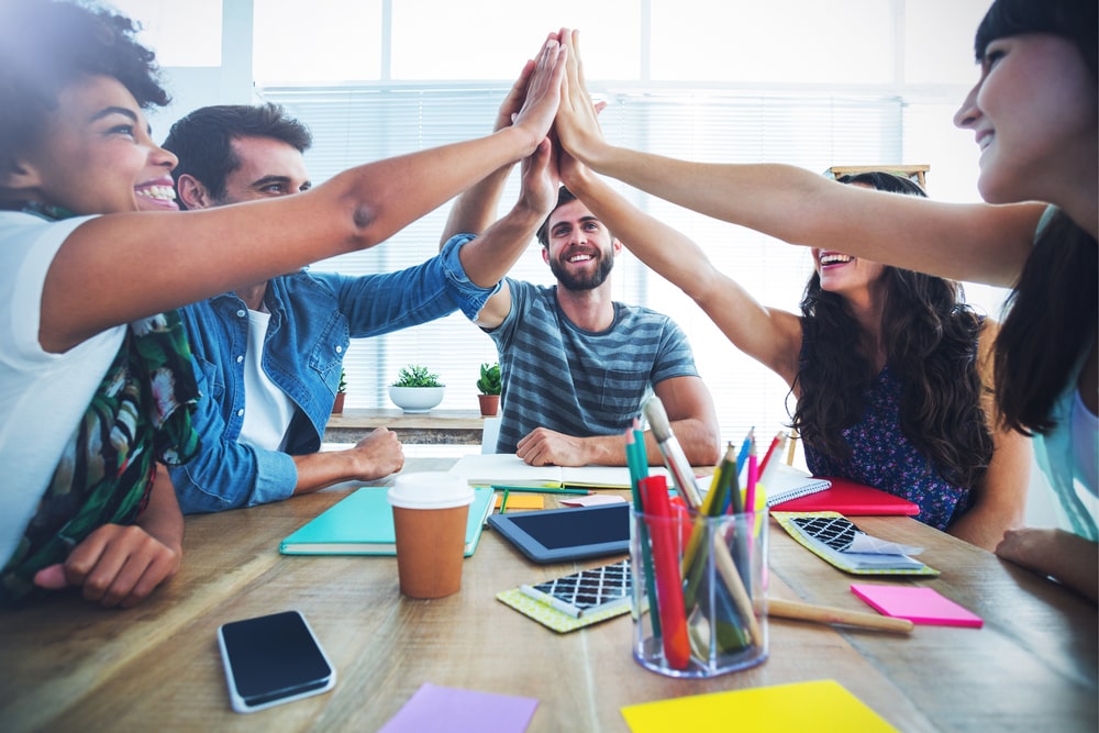 pessoas unidas pelas mãos para representar trabalho em equipe no mercado de trabalho