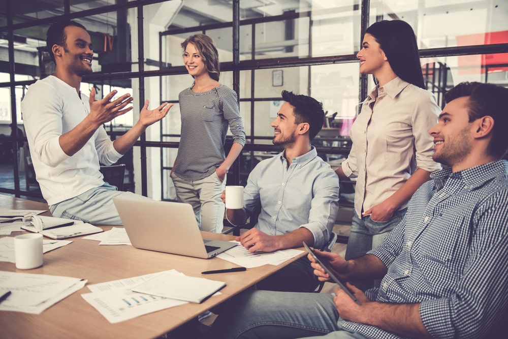 pessoas conversando em escritório para indicar boas relações de trabalho