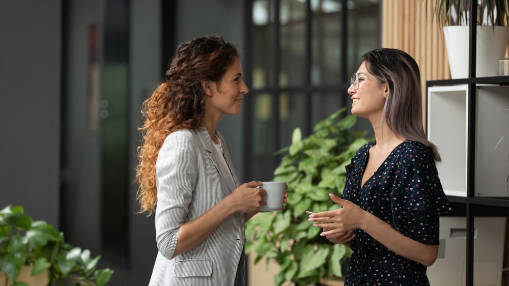 duas mulheres conversando para ilustrar texto sobre o que é escuta ativa