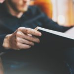 homem lendo livro para ilustrar texto sobre livros sobre finanças