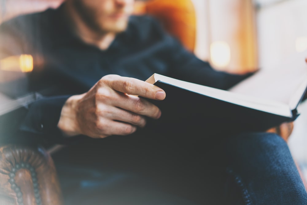 homem lendo livro para ilustrar texto sobre livros sobre finanças