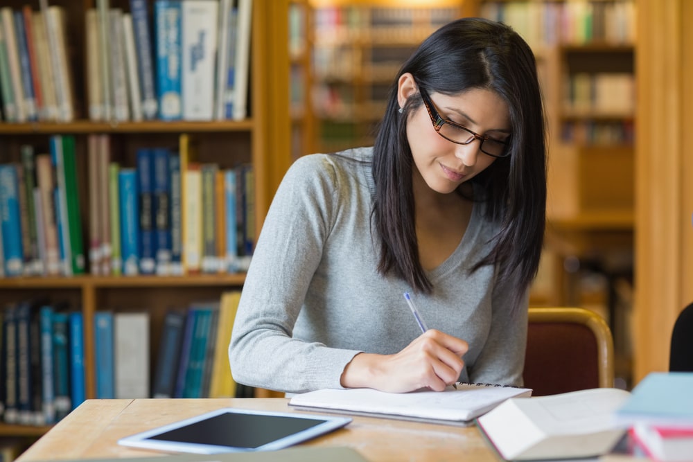 mulher estudando para ilustrar texto sobre pós-graduação em Contabilidade, Perícia e Auditoria