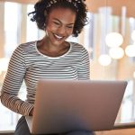 mulher sorrindo e digitando no notebook para ilustrar texto sobre certificado digital