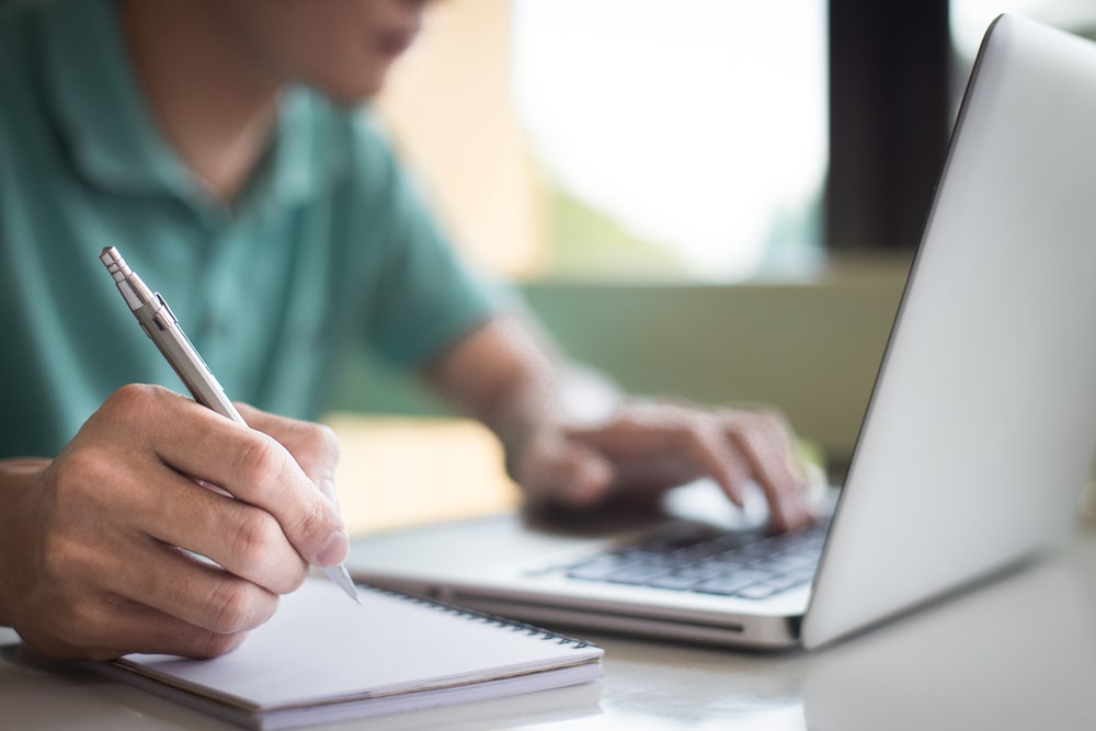 pessoa fazendo anotações e estudando para ilustrar texto sobre empregabilidade