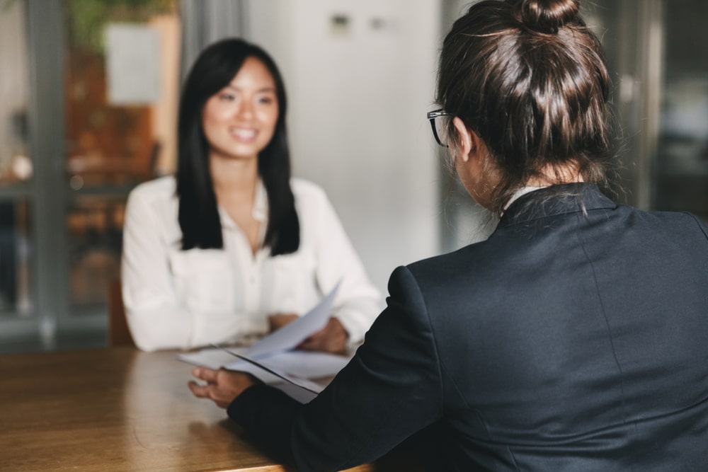 mulher em entrevista de emprego para ilustrar texto sobre negociar pretensão salarial