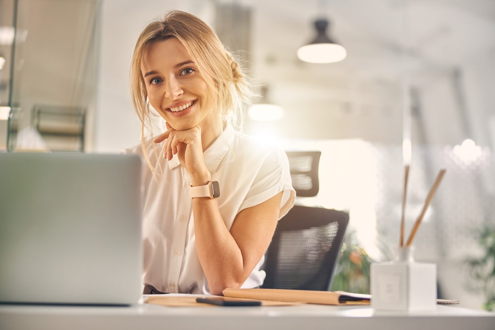 mulher sorrindo para ilustrar texto sobre crescimento da pós-graduação EAD