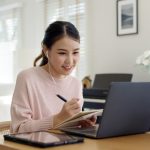 mulher estudando no notebook para ilustrar texto sobre pós-graduação EAD