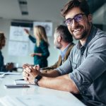 homem feliz e sorrindo para ilustrar texto sobre segurança psicológica no trabalho