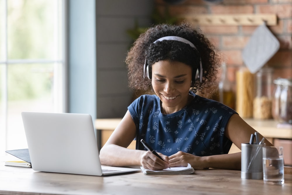 mulher estudando online para ilustrar texto sobre pós-graduação EAD