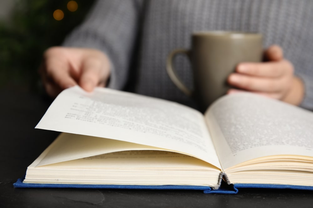 pessoa lendo um livro para representar texto sobre biografias de grandes líderes