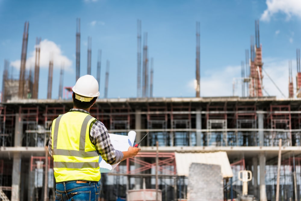 profissional na obra para ilustrar texto sobre pós-graduação em Gerenciamento de Obras de Construção Civil