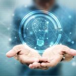 lâmpada nas mãos para representar inovação em marketing