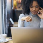 mulher com caneta na mão e notebook para representar texto sobre redator web