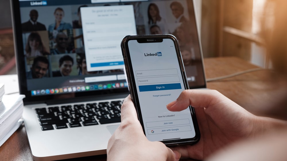 página de login do LinkedIn para ilustrar texto sobre como colocar o link do LinkedIn no currículo