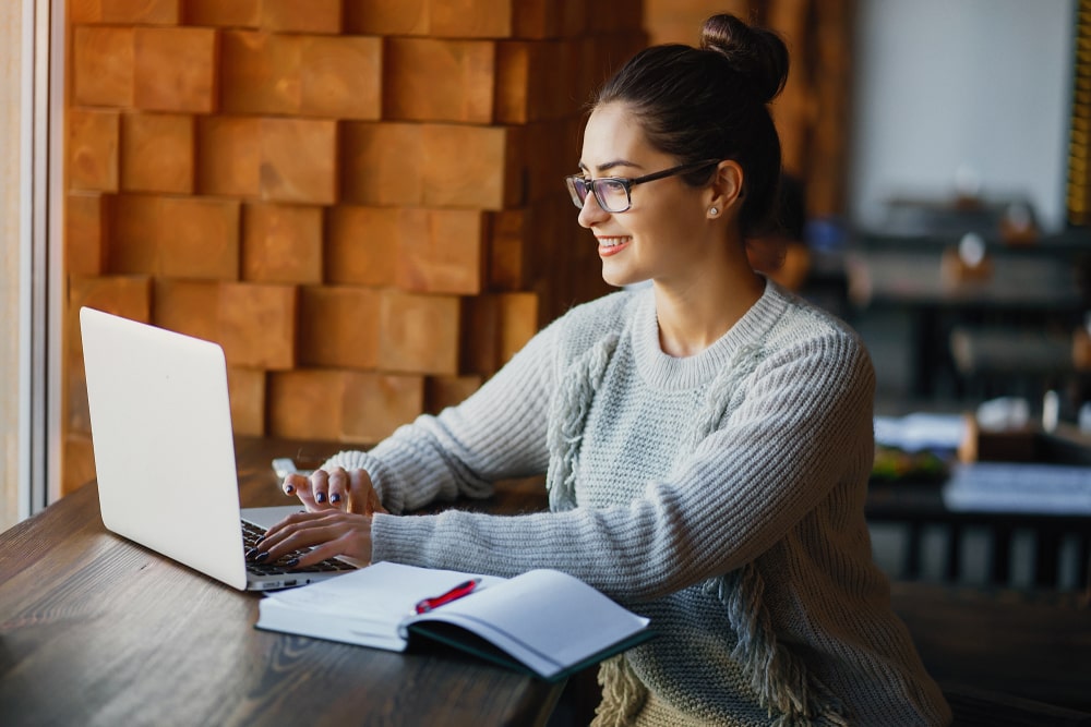 mulher estudando online para ilustrar texto sobre guia da pós-graduação EAD