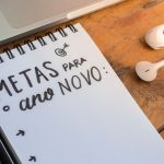 bloco de anotações com a frase metas para o ano novo