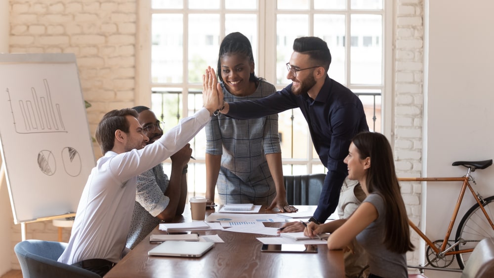 equipe reunida para ilustrar texto sobre motivação da equipe