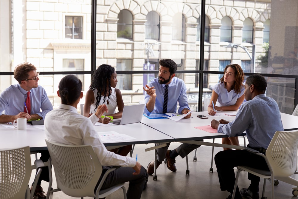 reunião de equipe para ilustrar texto sobre volta ao trabalho presencial