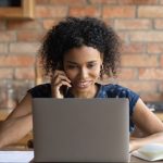 imagem de uma mulher negra trabalhando de frente para o computador para ilustrar o texto de como desenvolver a autonomia