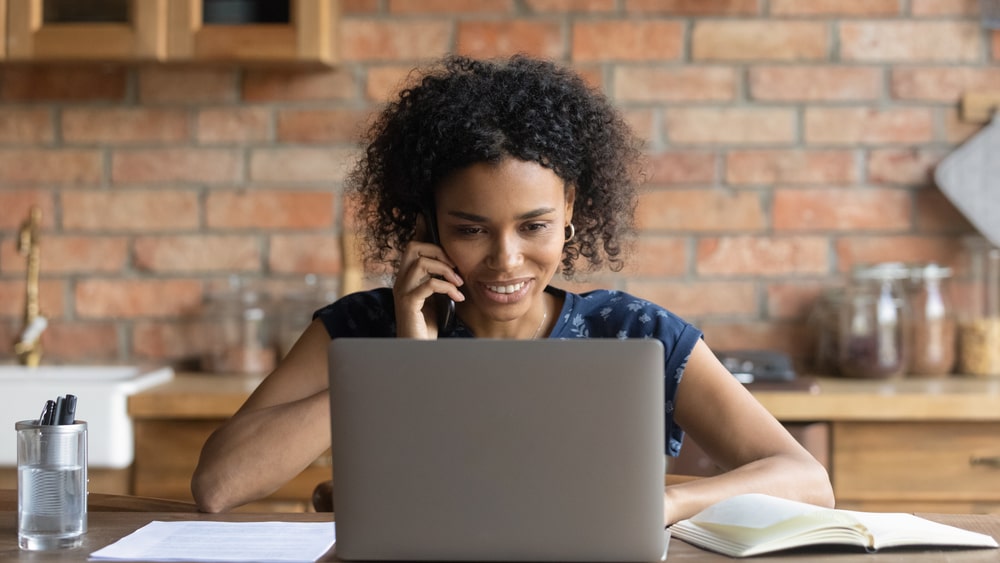 imagem de uma mulher negra trabalhando de frente para o computador para ilustrar o texto de como desenvolver a autonomia