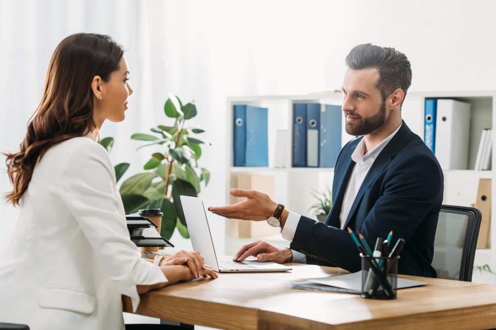 imagem de um homem fazendo uma entrevista de emprego para ilustrar o texto de como se sair bem na entrevista de emprego?