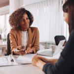 imagem de uma mulher negra fazendo entrevista de emprego para ilustrar o texto de dicas para ir bem na entrevista