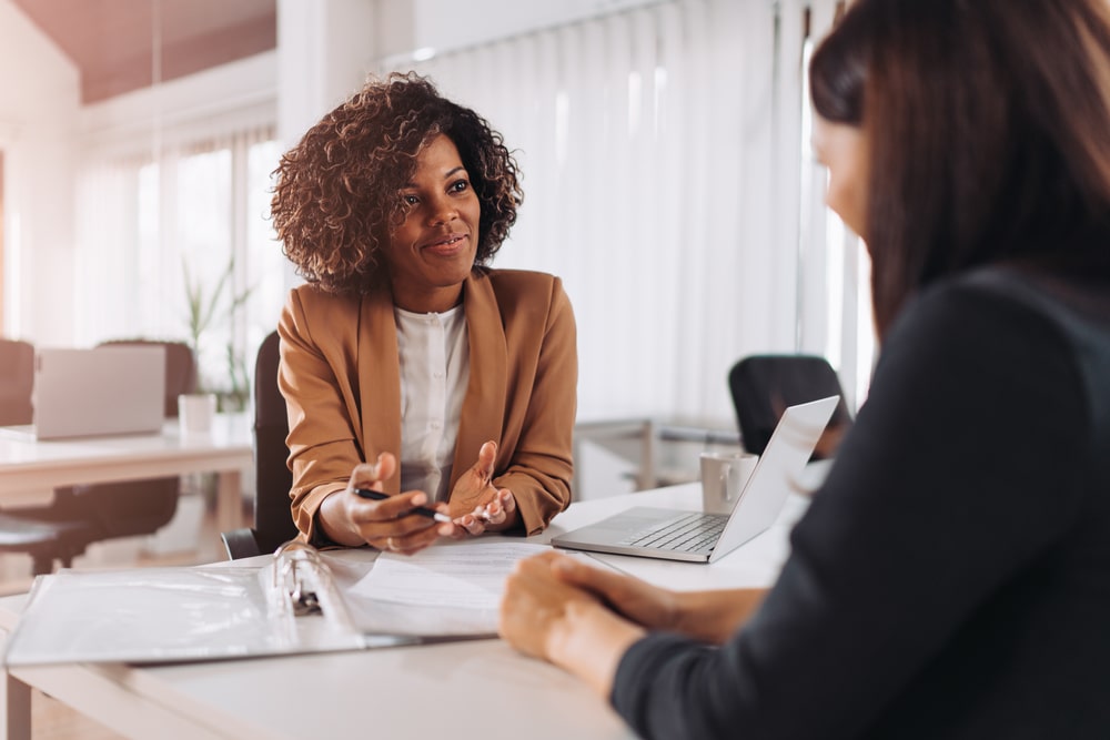 imagem de uma mulher negra fazendo entrevista de emprego para ilustrar o texto de dicas para ir bem na entrevista