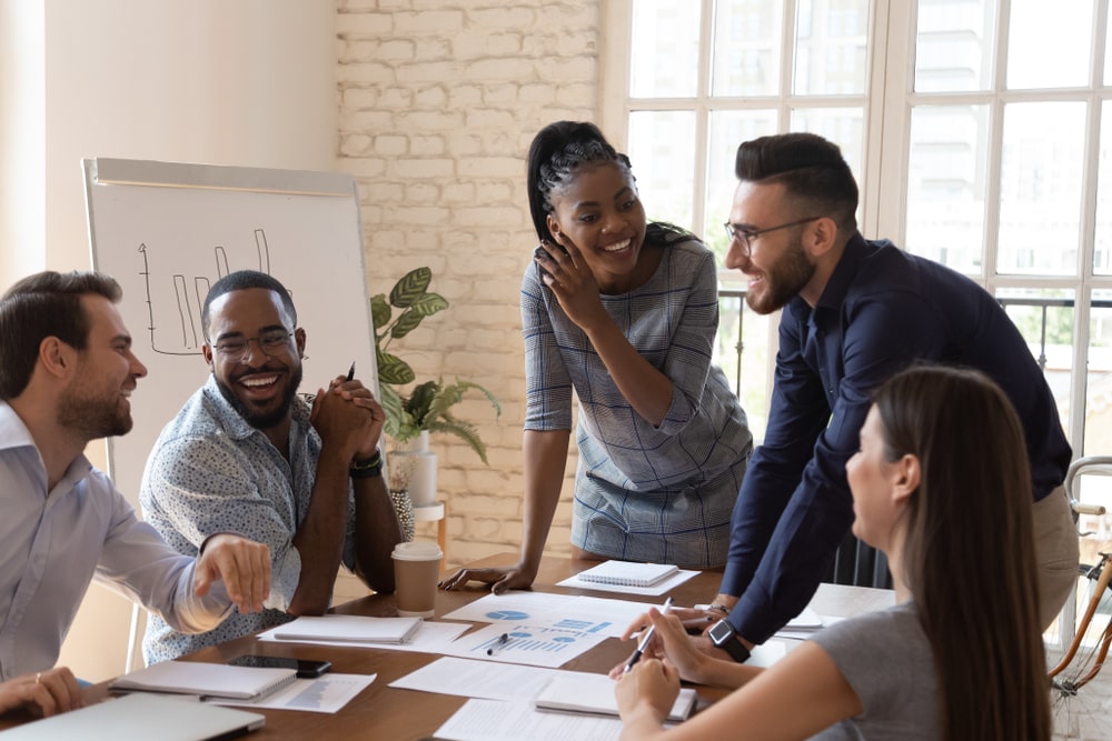 imagem de uma equipe multirracial para ilustrar o texto de liderança empática