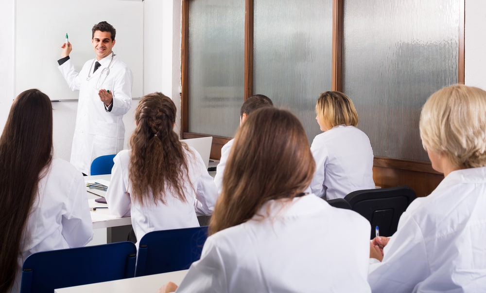 imagem de uma palestra para médicos para ilustrar o texto de pós-graduação em Docência em Saúde